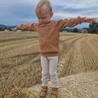 Malé radosti 🤎 Legíny s traky můžete doplnit jednoduchou mikinou. Ta se mimochodem hodí ke všemu 😉 I na slušno. Pokud si...