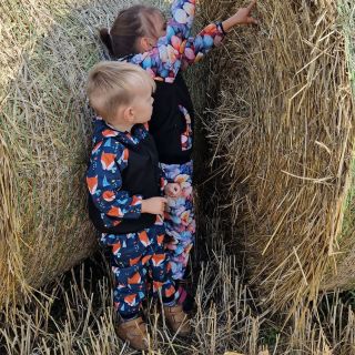 Lišky na petrolejové 💙🦊 Vel. 92 a model 2 a 3/4 😉 i tady už ale přecházíme na větší velikost... #yhacek #kidswear...